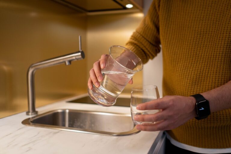 Mikroplastik im Trinkwasser: Risiken und Schutz