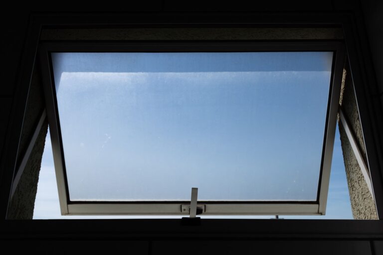 Offenes Fenster mit frischer Luft