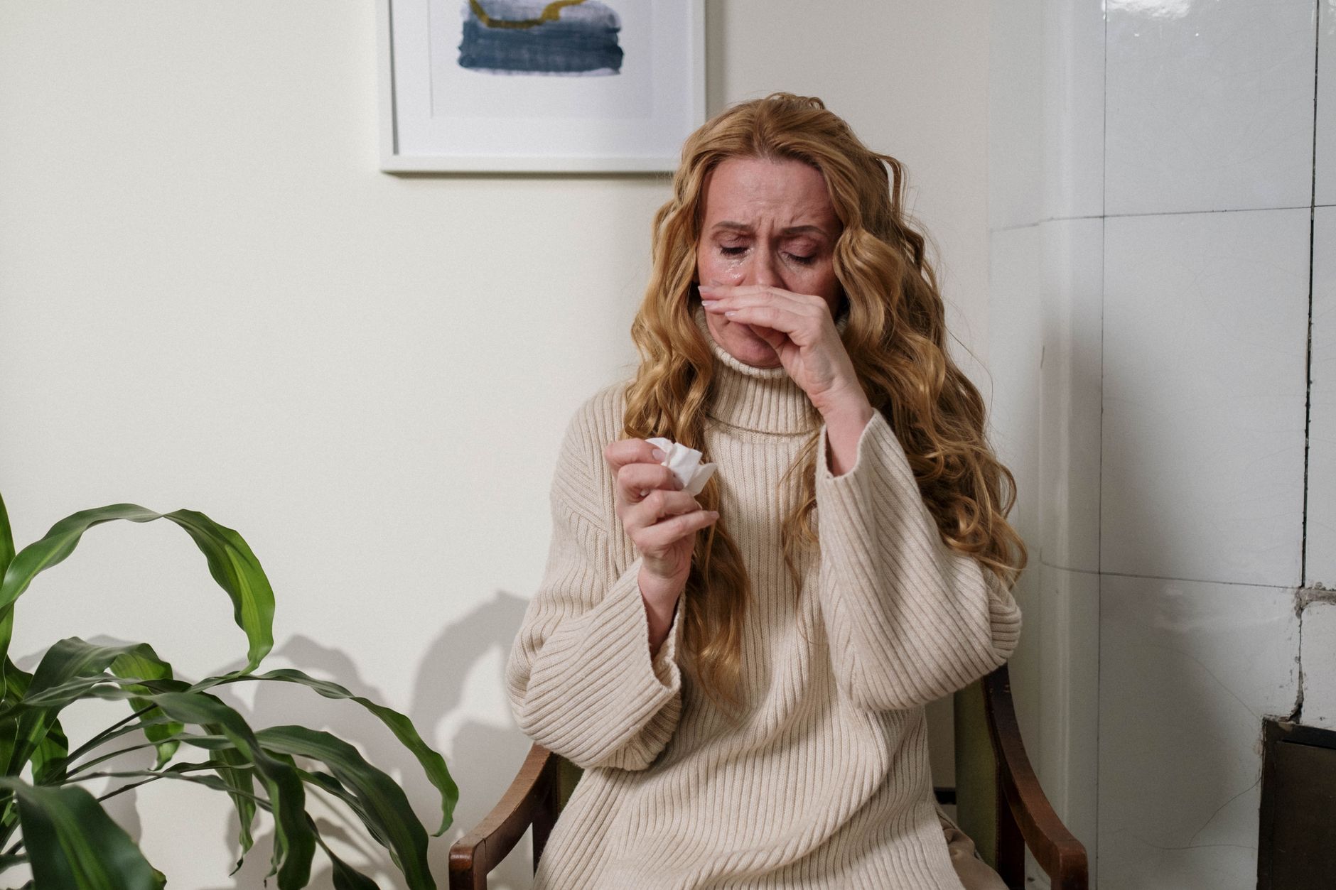 Person mit Allergie und Taschentuch