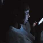 Blaulicht und Schlaf: Wie Bildschirme die Nacht stören